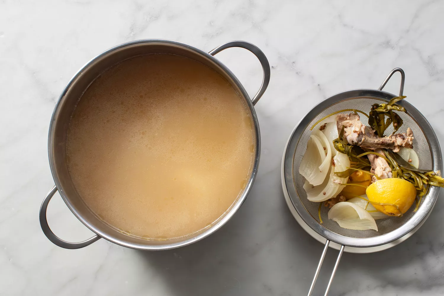 caldo finalizado em uma panela grande