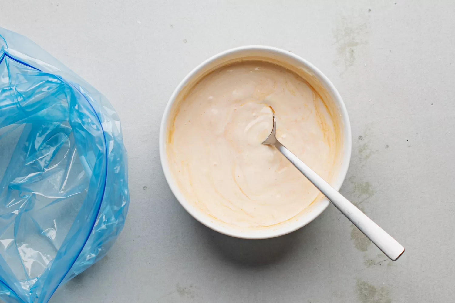 Misture maionese e limão