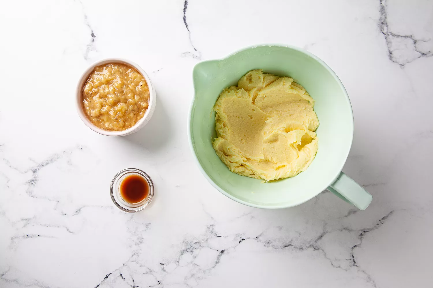 Misture a banana amassada e baunilha