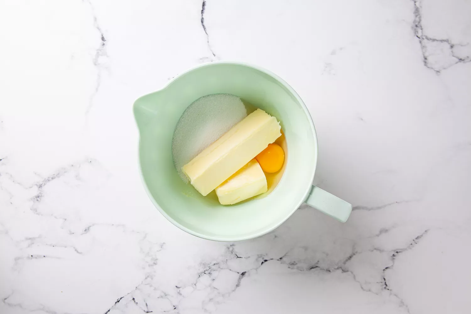 Bata a manteiga, açúcar e ovo