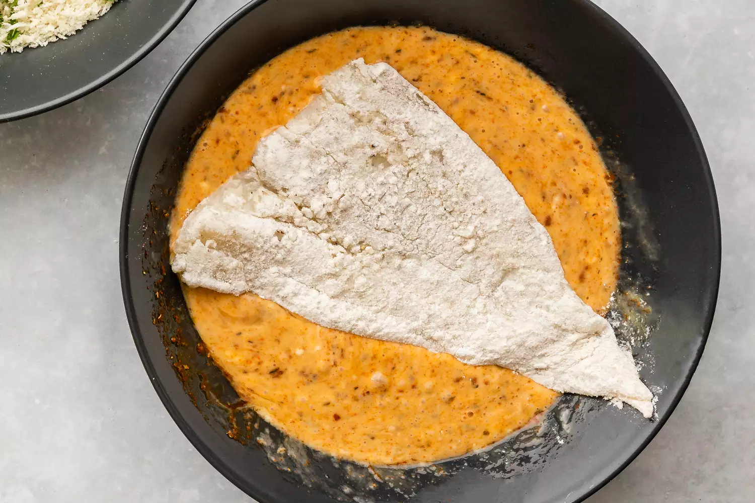 Filé de haddock empanado mergulhado em ovo e mistura de temperos