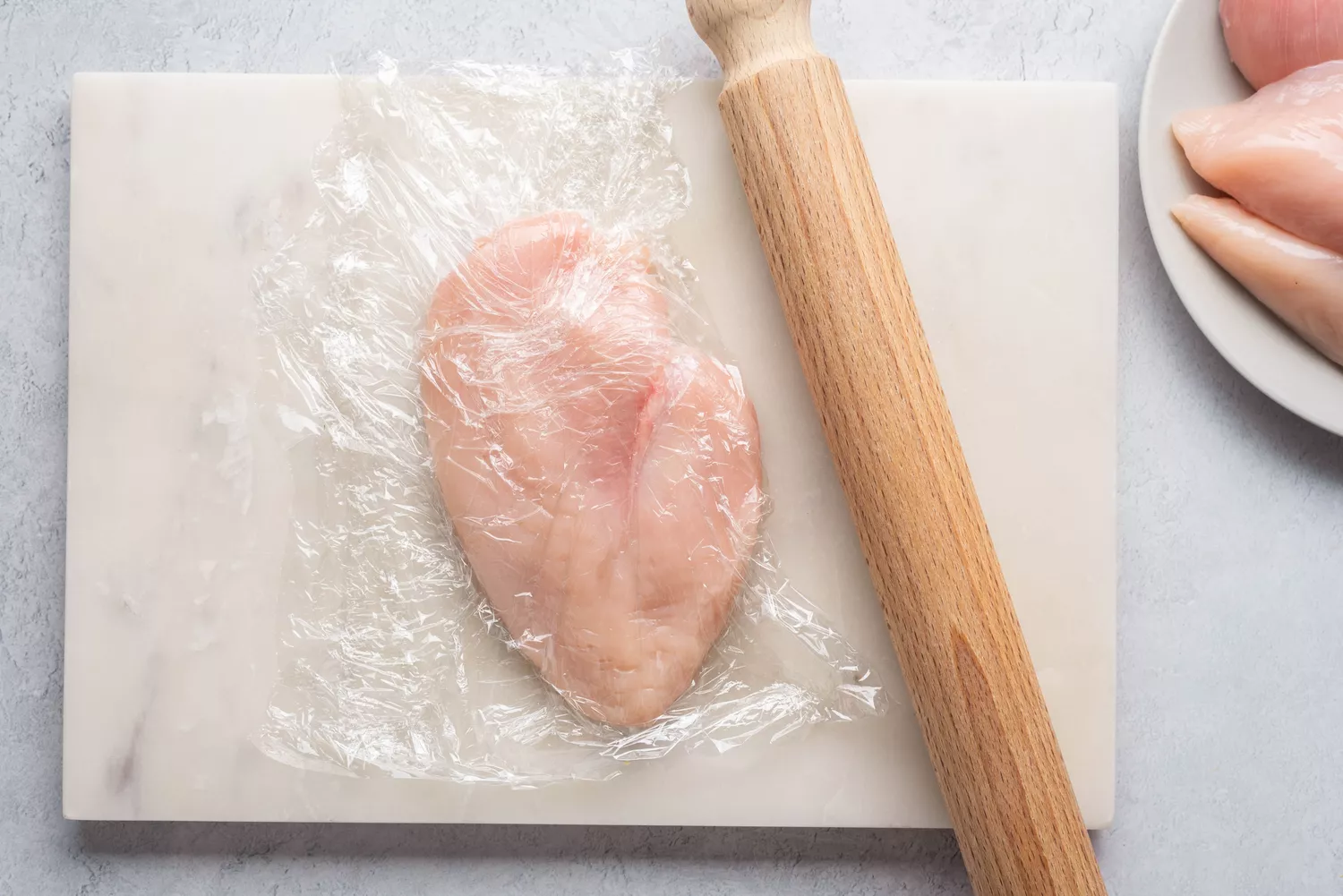 Peitos de frango amassados e finos