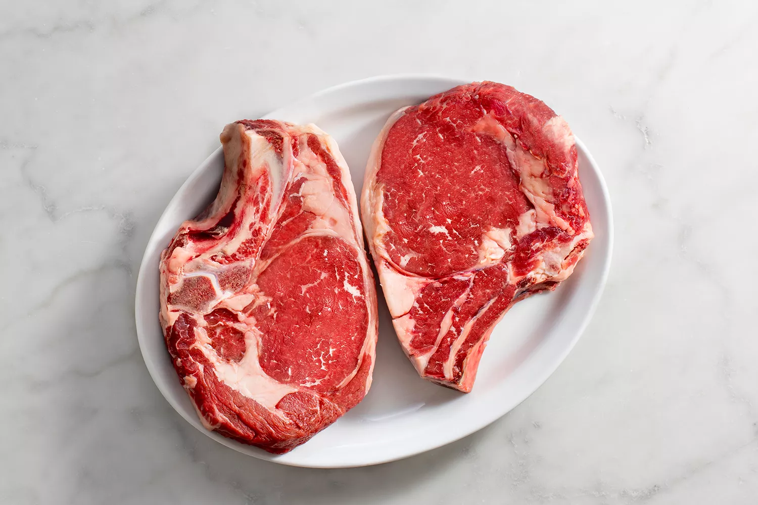 bifes crus em um prato