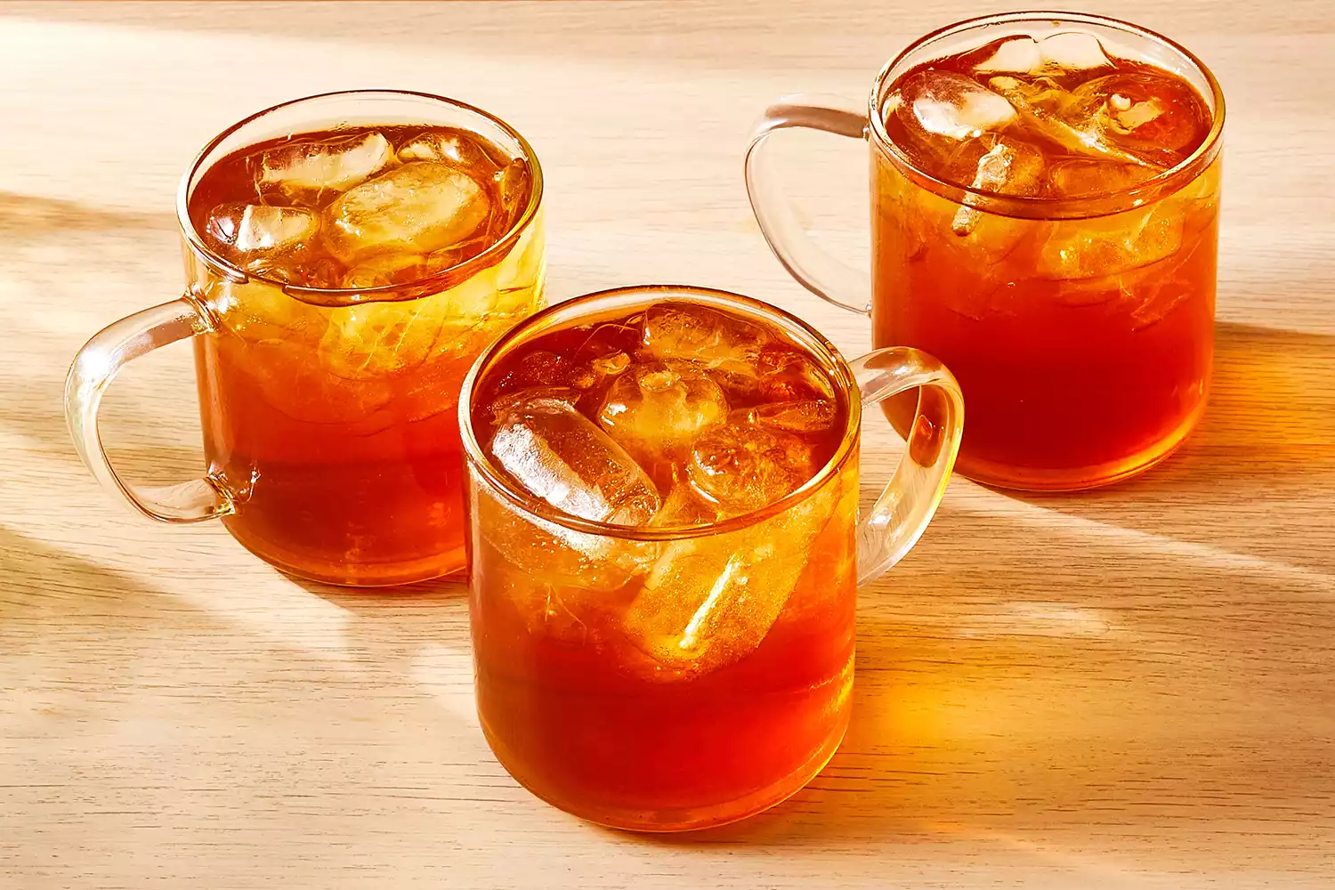 três xícaras de chá gelado de oolong