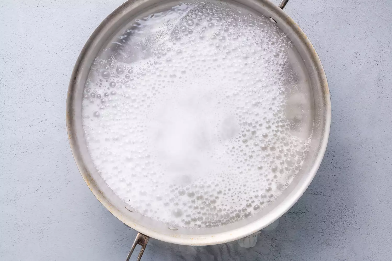 Bicarbonato de sódio adicionado à panela de água fervente