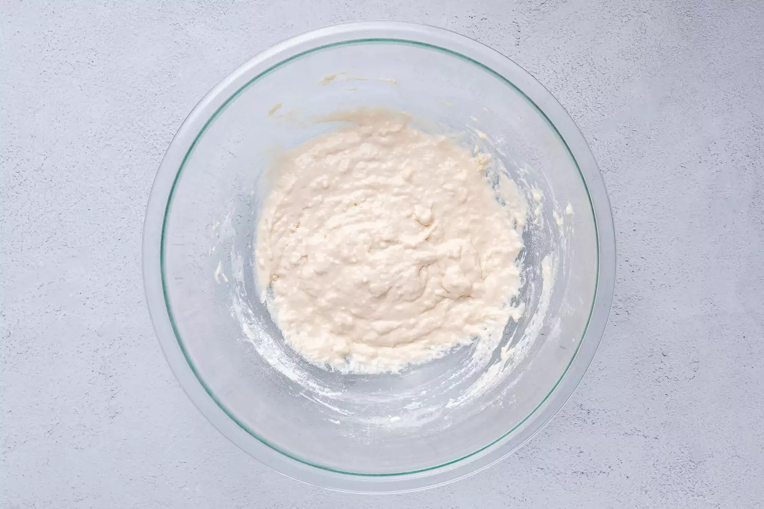 Farinha adicionada à mistura de fermento