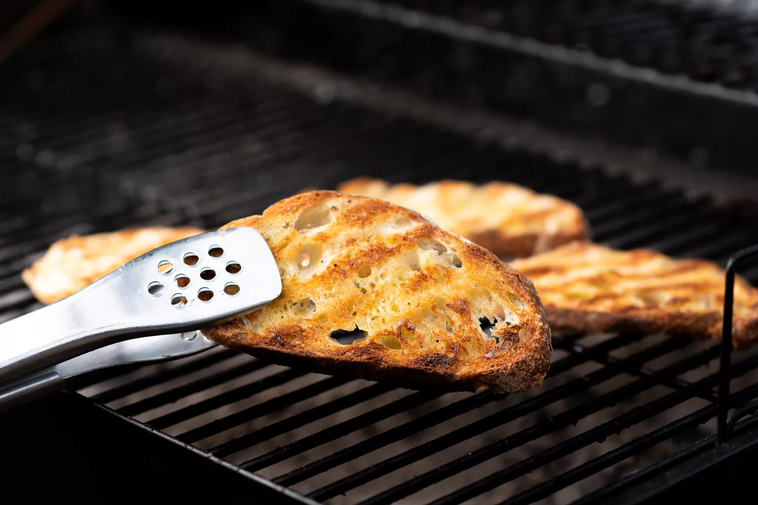 Pedaços de pão grelhados