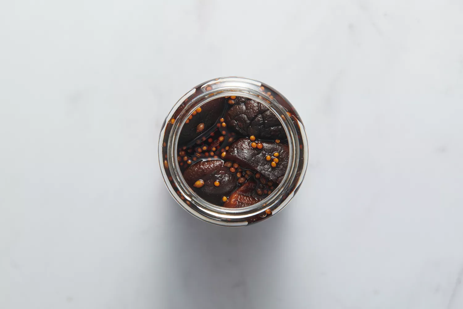 Um pote de cogumelos shiitake cozidos e líquido de cozimento