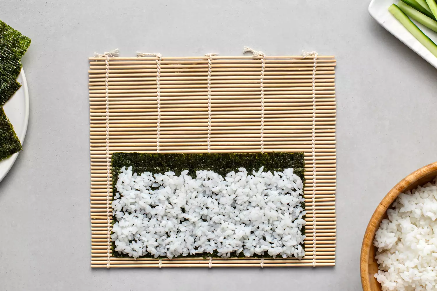 Espalhar arroz de sushi sobre o nori