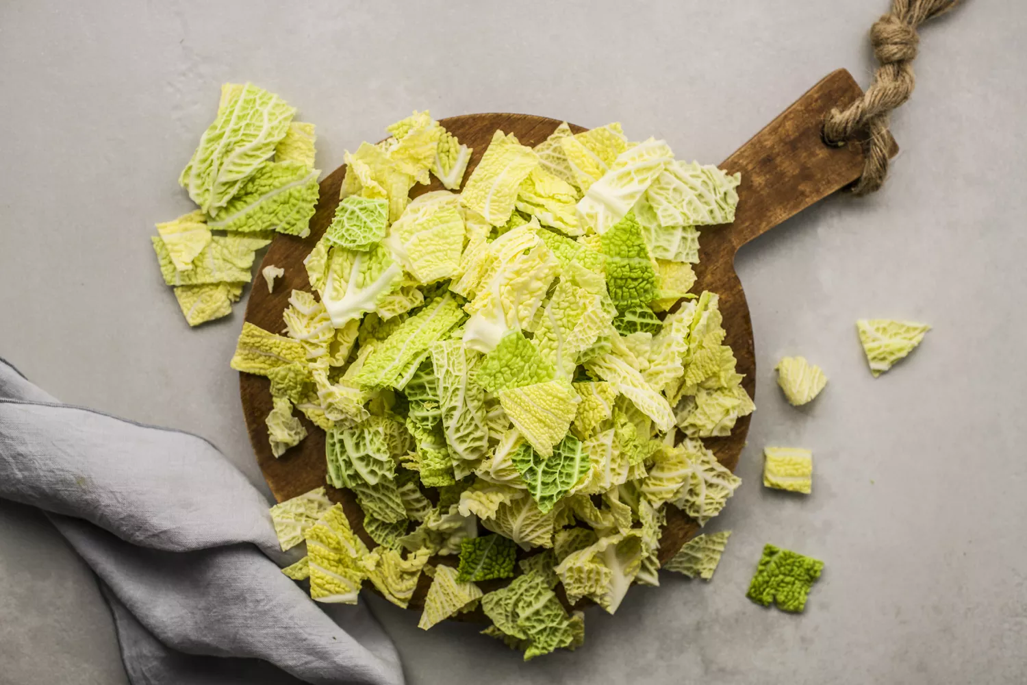 Repolho picado em pedaços do tamanho de uma mordida na tábua de cortar