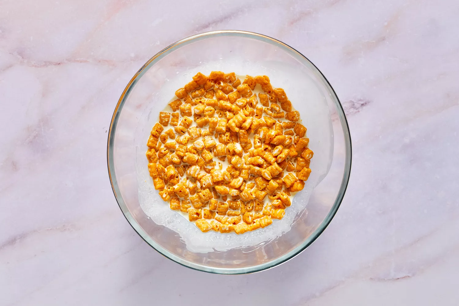 Uma tigela de cereal Cap'n Crunch mergulhando em creme de leite