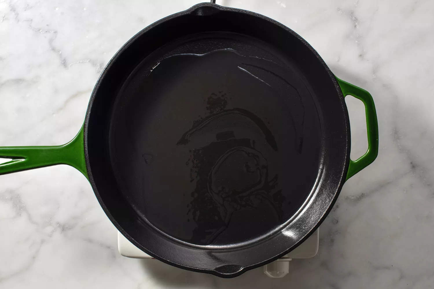 Uma frigideira com óleo quente