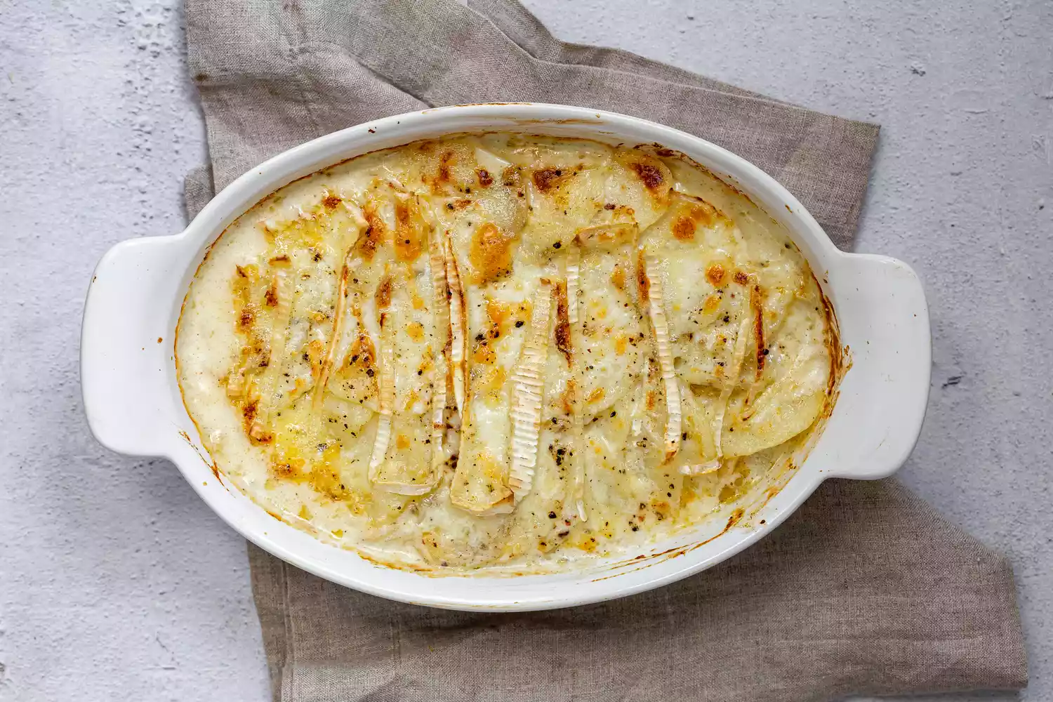 Gratin de batata assado em prato branco