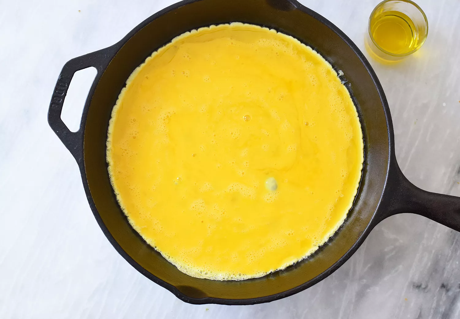 Ovos para omelete em uma frigideira