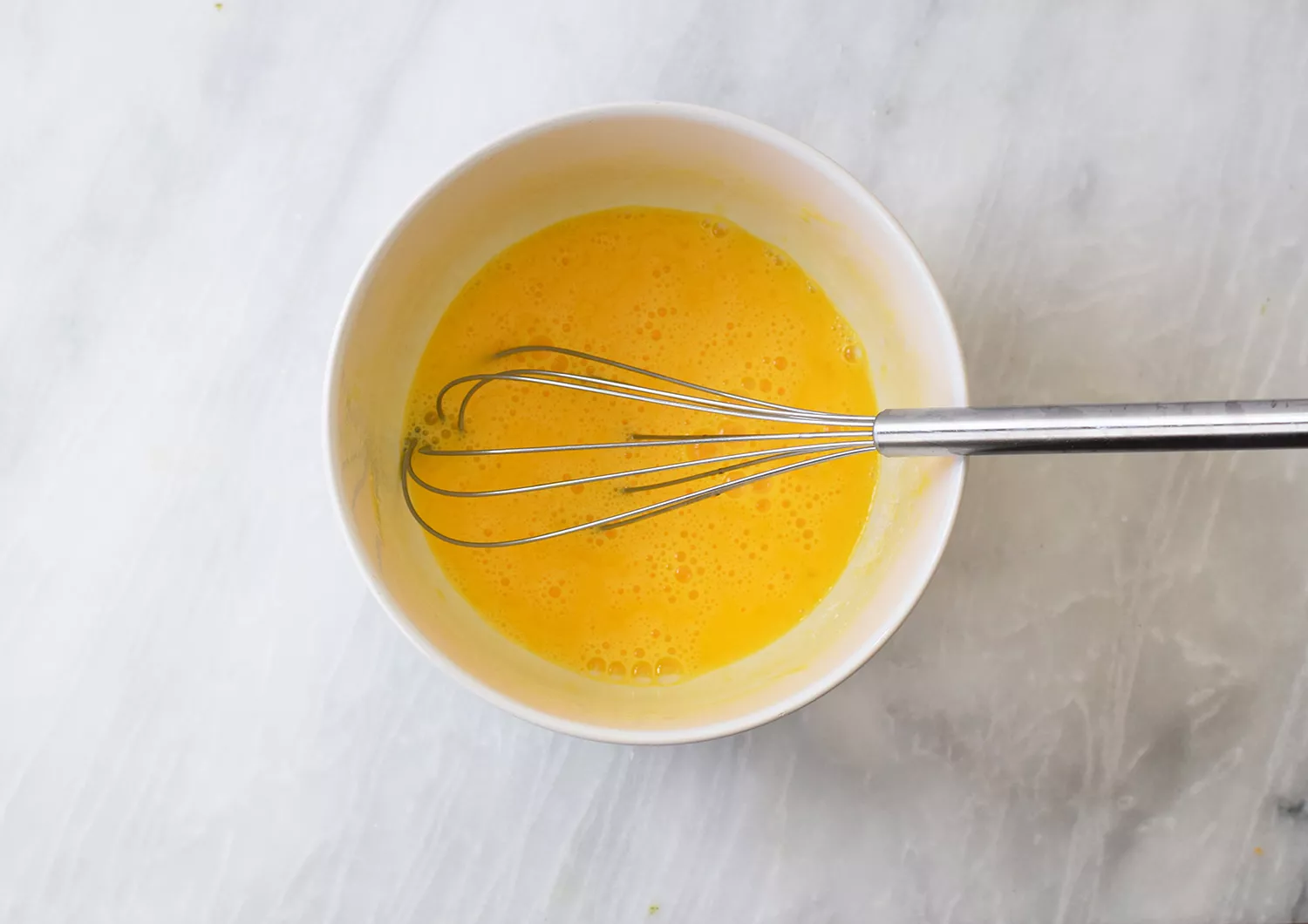 Ovos batidos em uma tigela para omelete de frango
