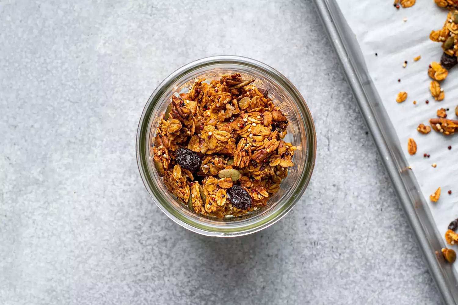granola em grandes pedaços em uma tigela