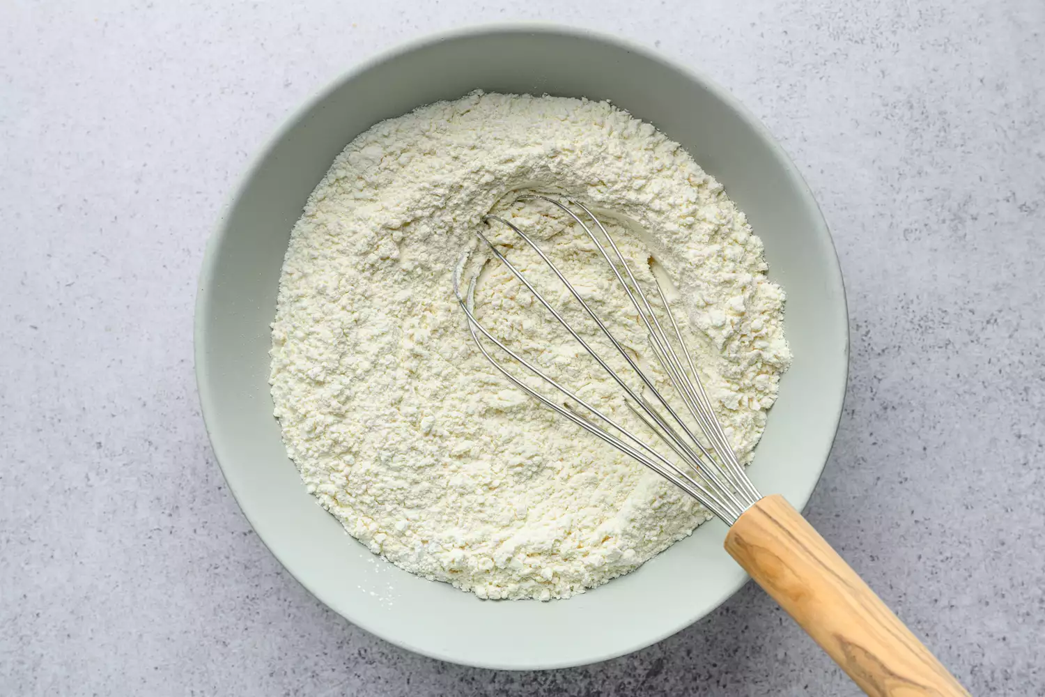 ingredientes secos para biscoitos de manteiga de amendoim misturados em uma tigela