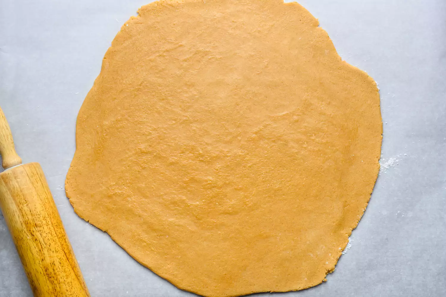 massa do biscoito de manteiga de amendoim estendida na superfície