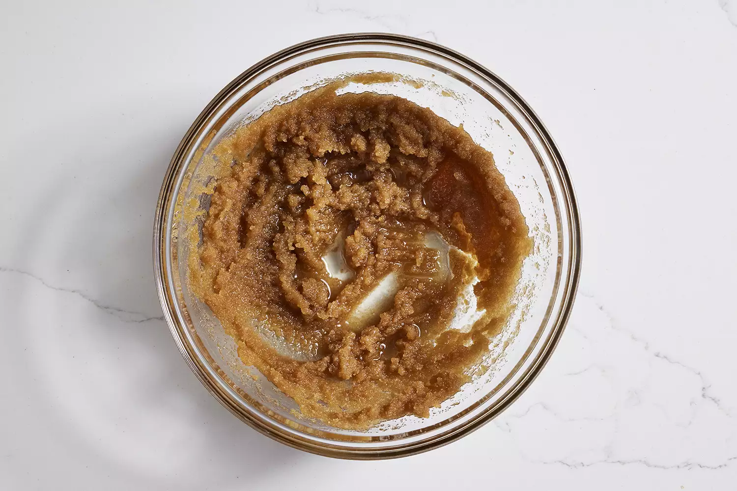 açúcar mascavo misturado com ingredientes úmidos