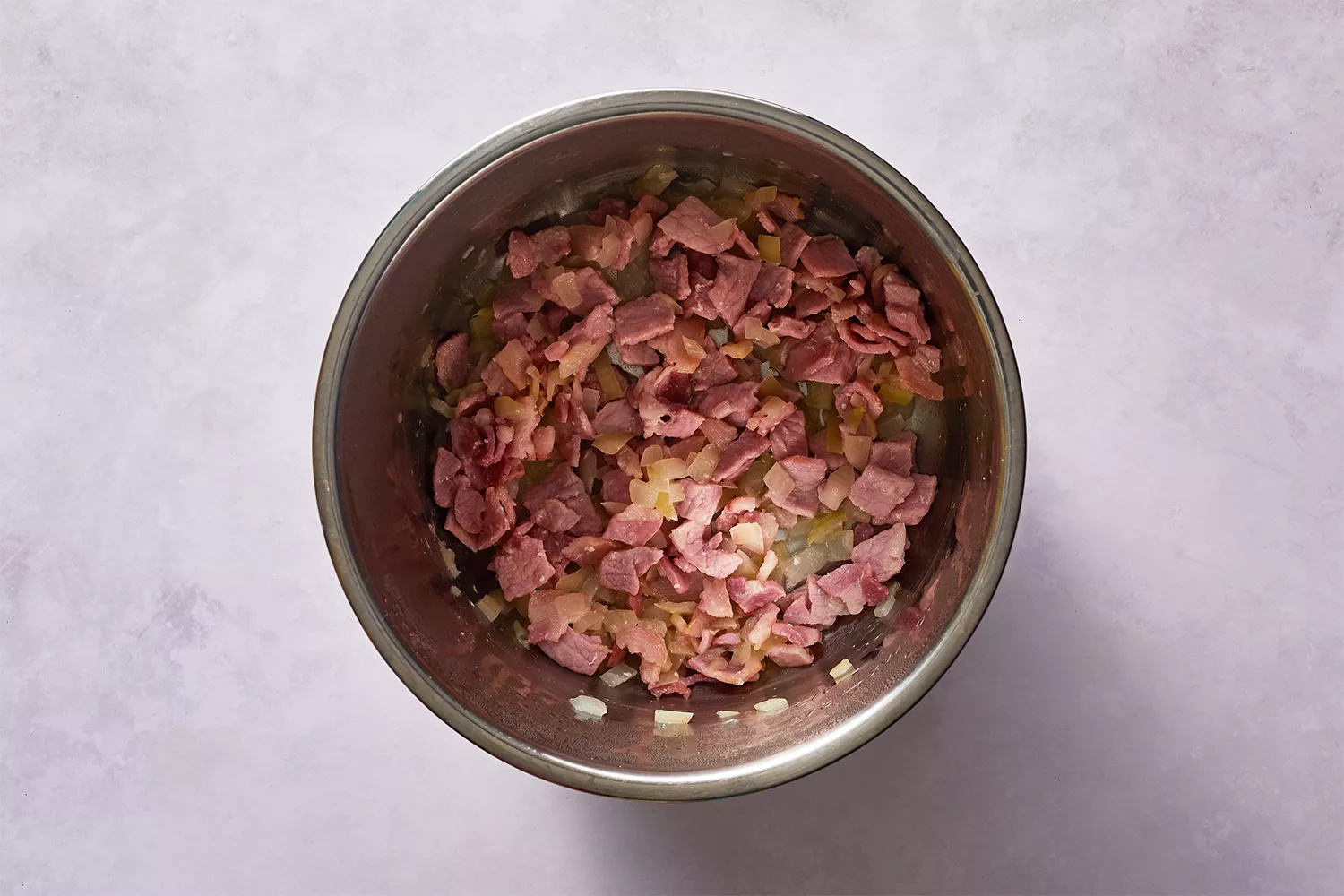 Bacon e cebolas na panela de pressão