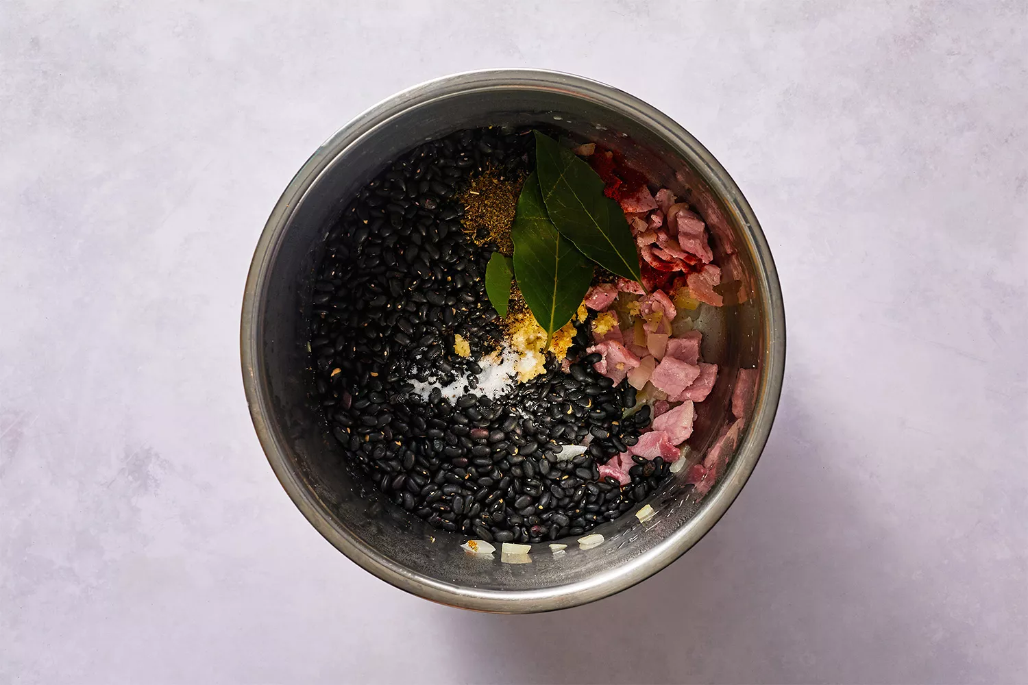 Ingredientes na panela de pressão