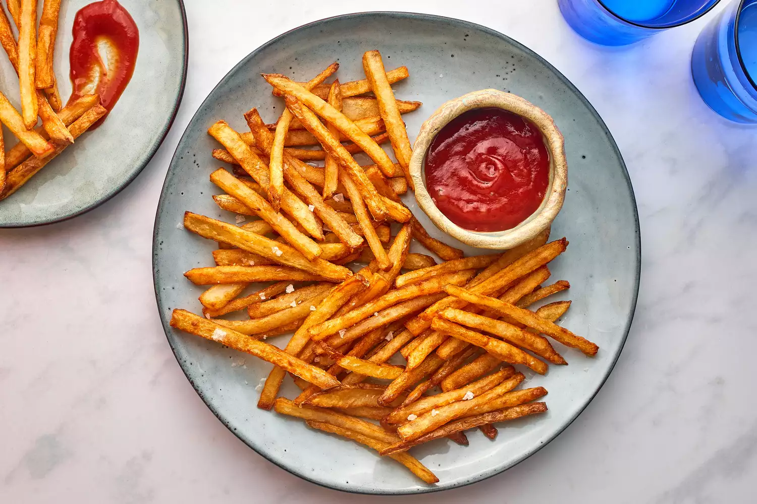 Batatas fritas caseiras em um prato com ketchup
