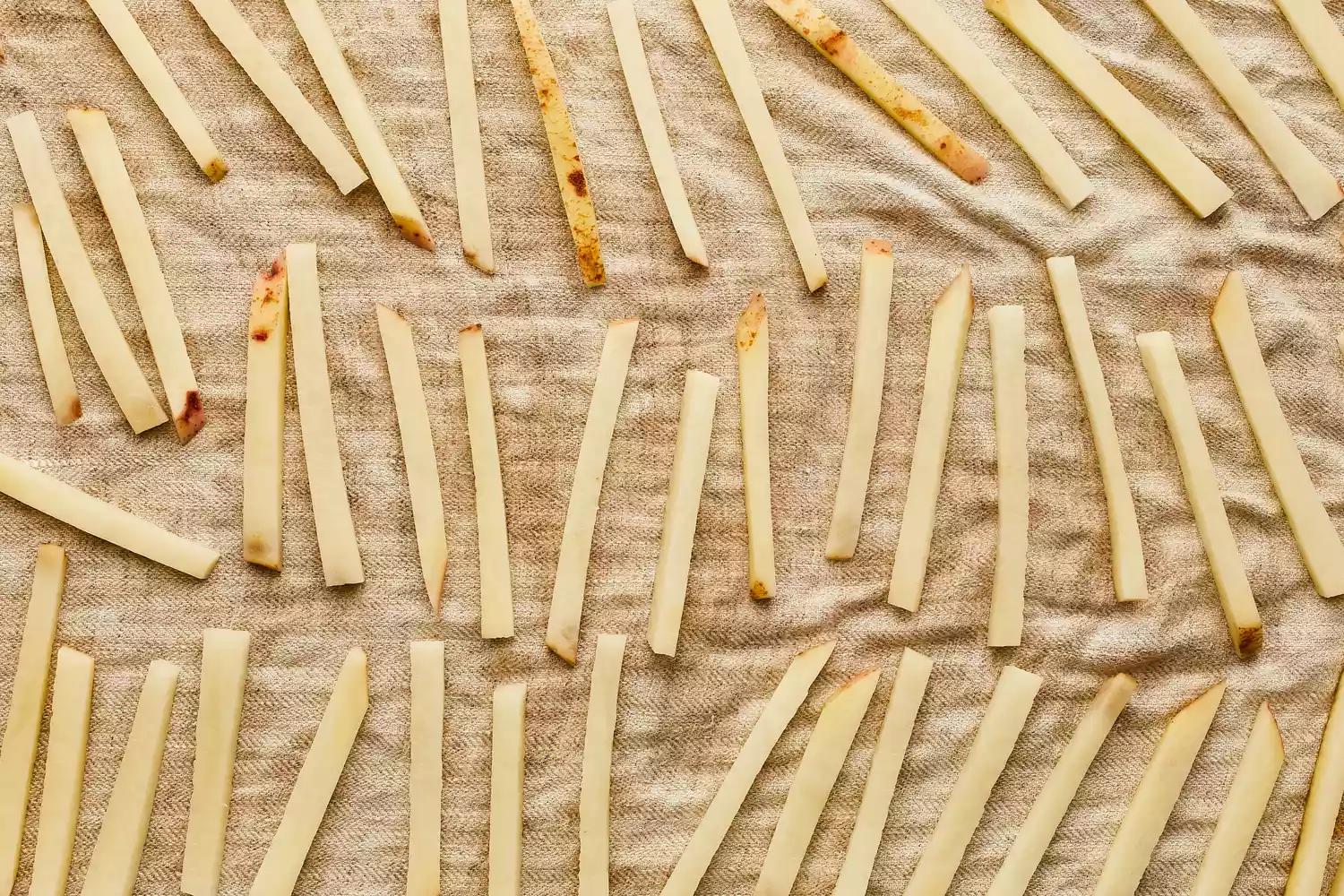 Secando as batatas para fritar