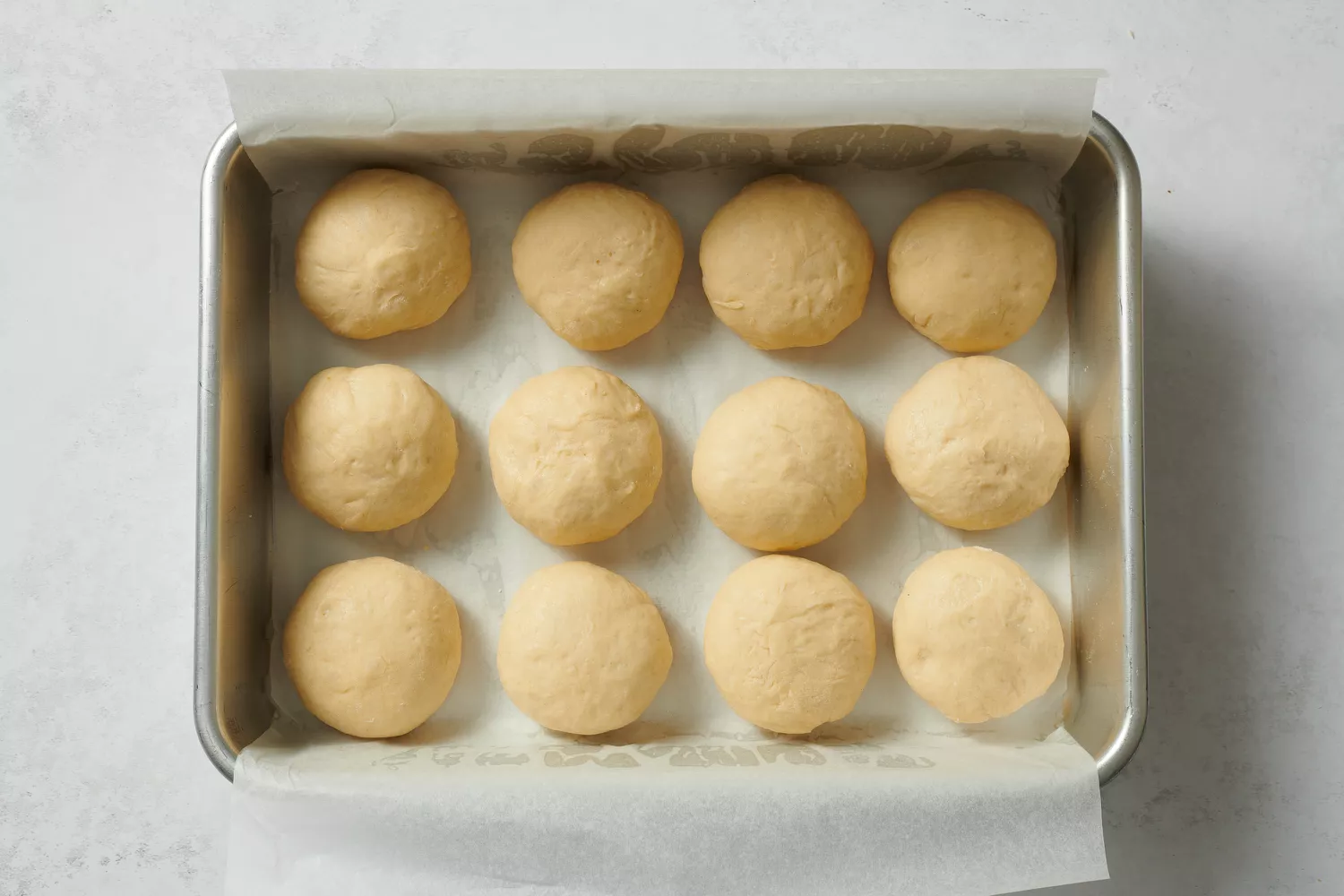 Bolas pequenas de massa em uma assadeira