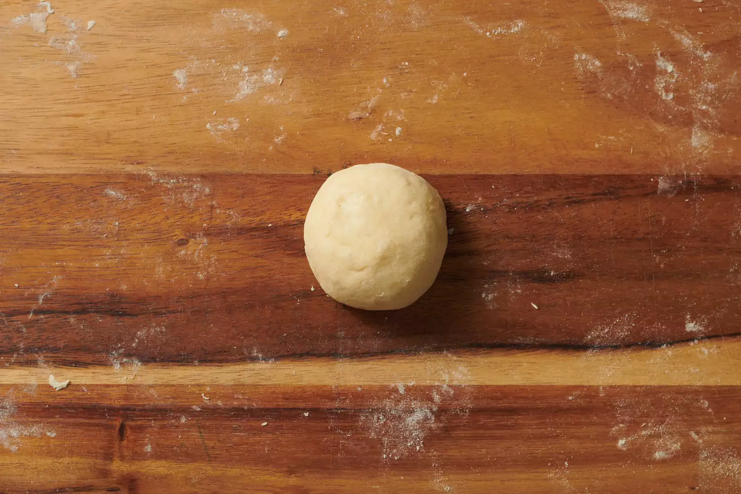 Uma bola pequena, redonda e lisa de massa