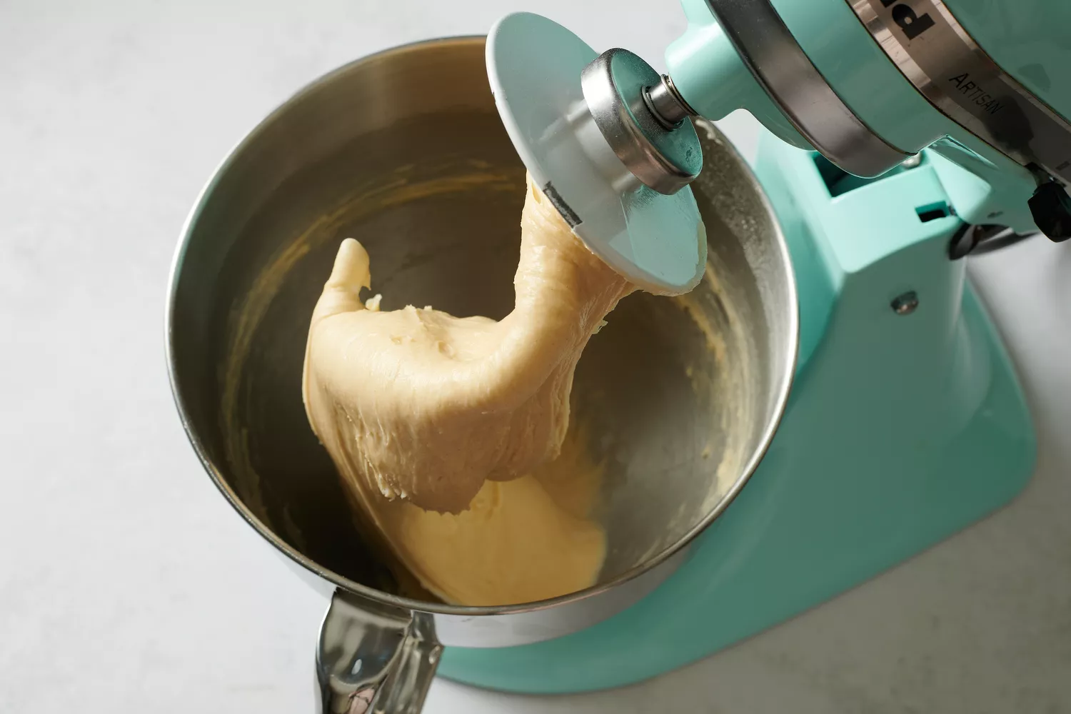 Massa em uma batedeira de pé com um gancho