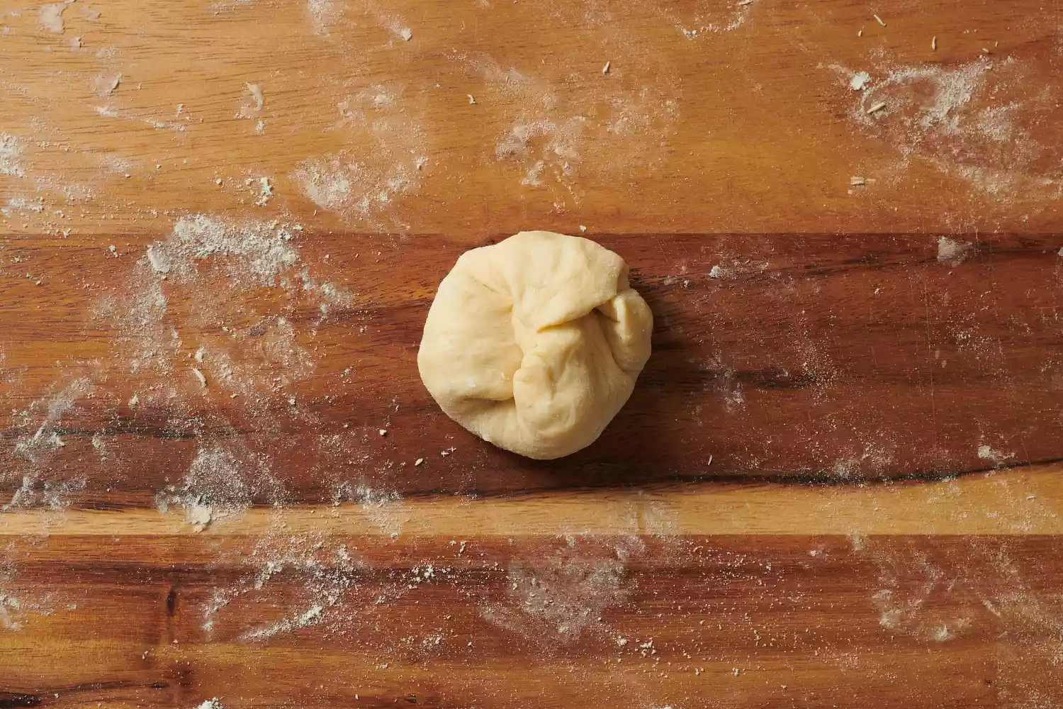 Uma pequena bola de massa em uma superfície enfarinhada
