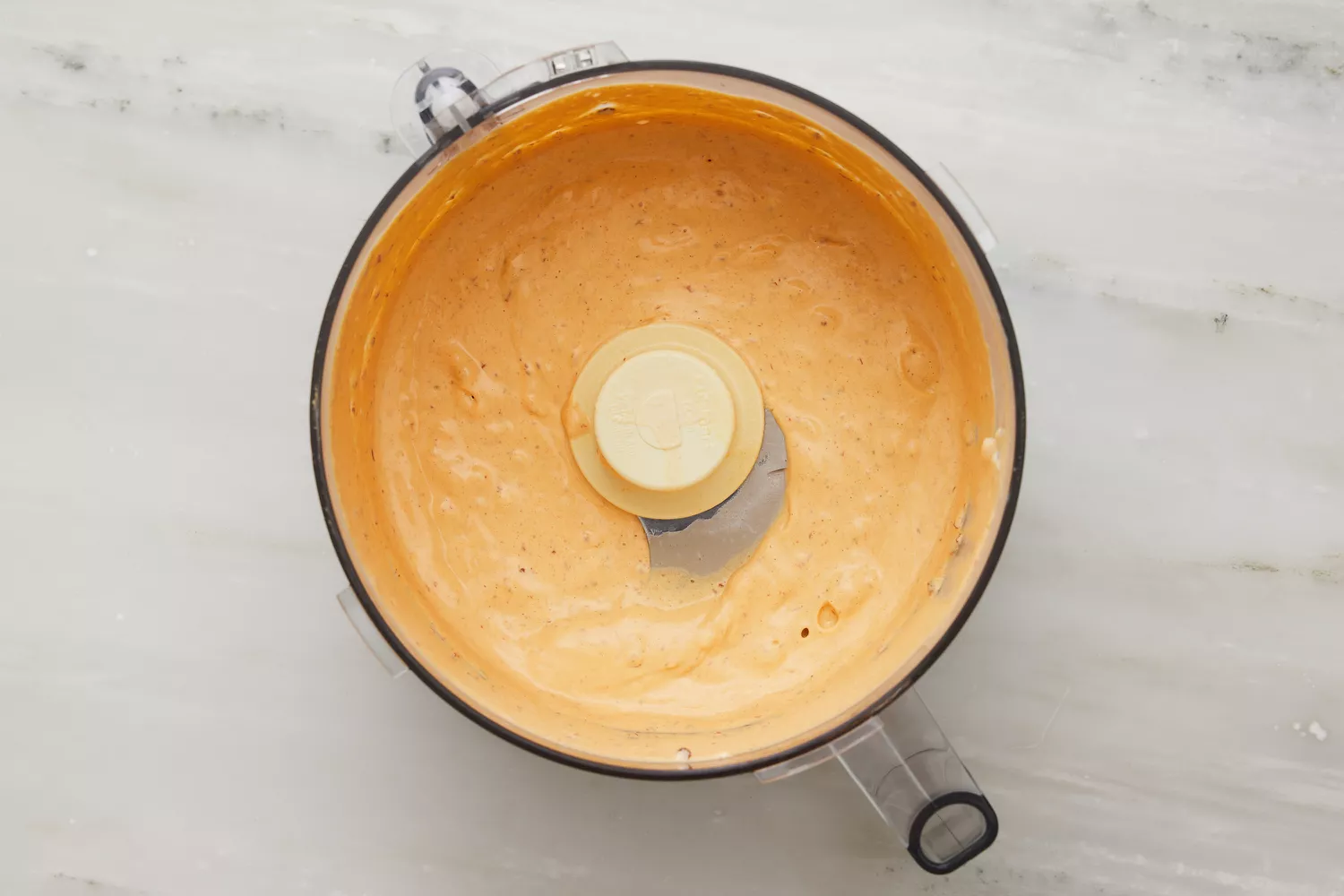 ingredientes do molho chipotle combinados em um processador de alimentos