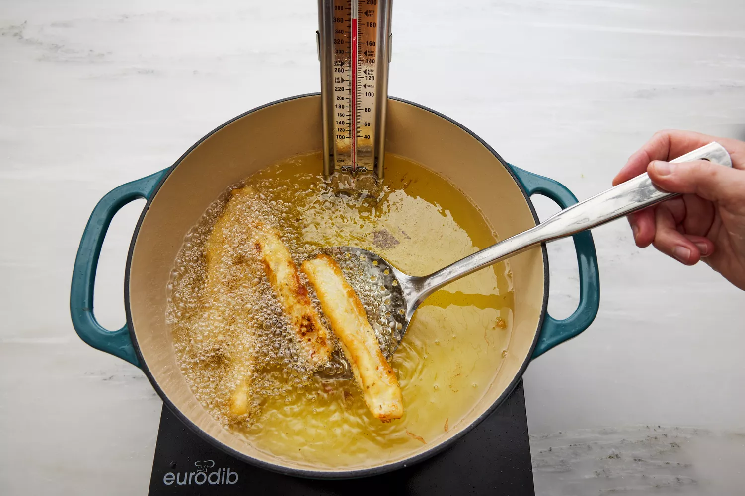pedaços de bacalhau empanados fritando em óleo quente