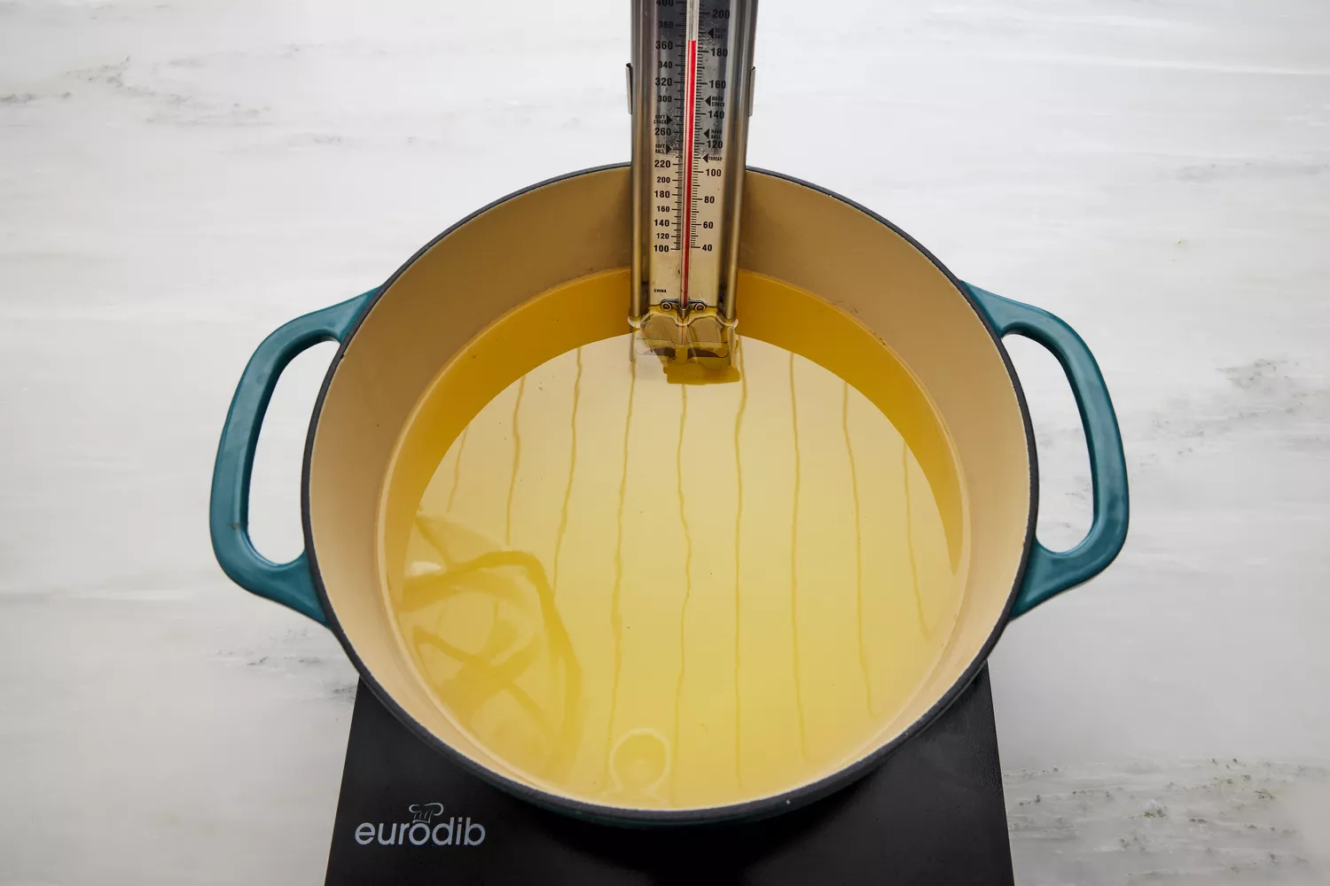 óleo pré-aquecendo em uma panela grande