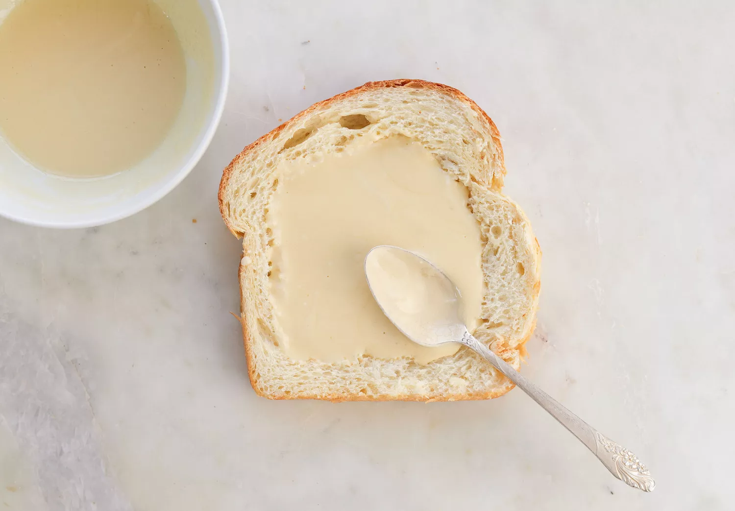 adicionando custard ao buraco do pão