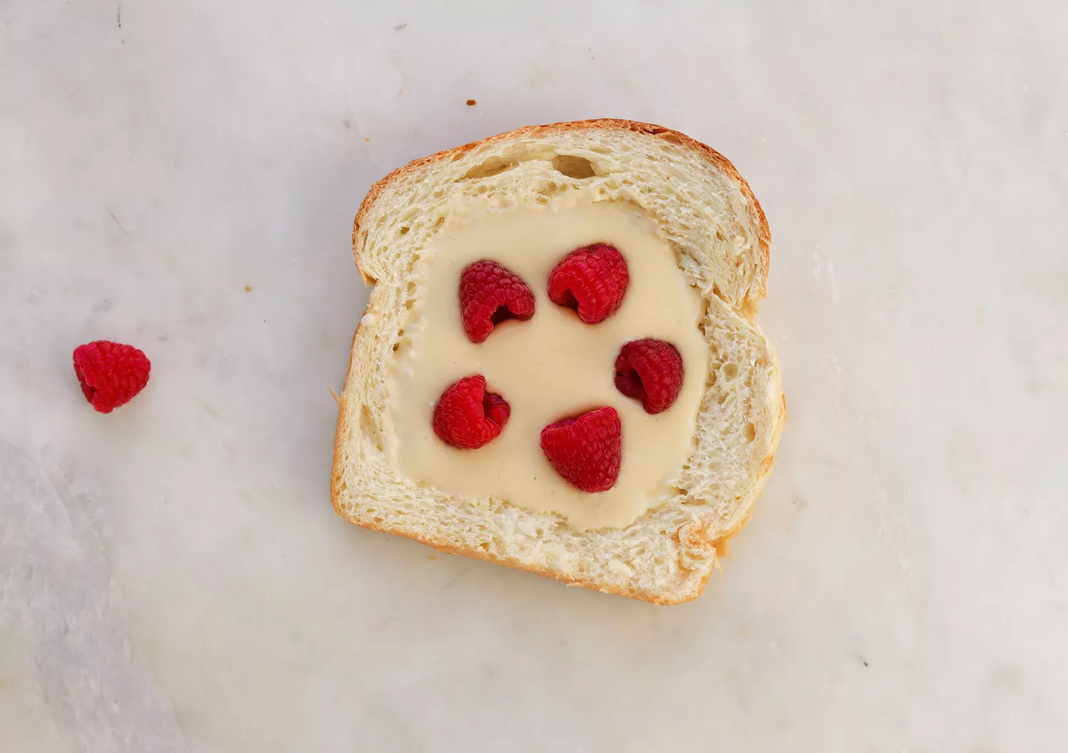 frutas sobre torrada de iogurte