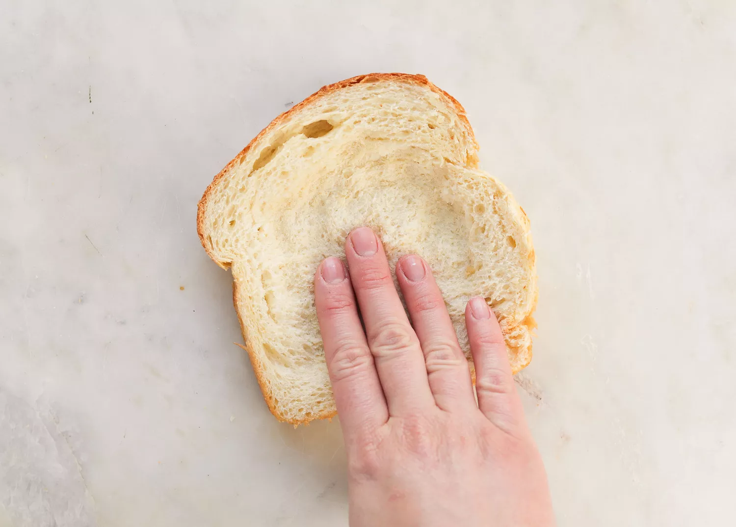 fazendo um buraco em uma fatia de pão