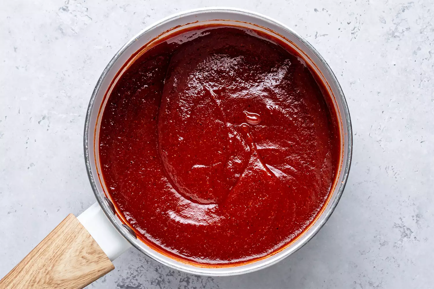 Ingredientes do molho barbecue esfriando em uma panela