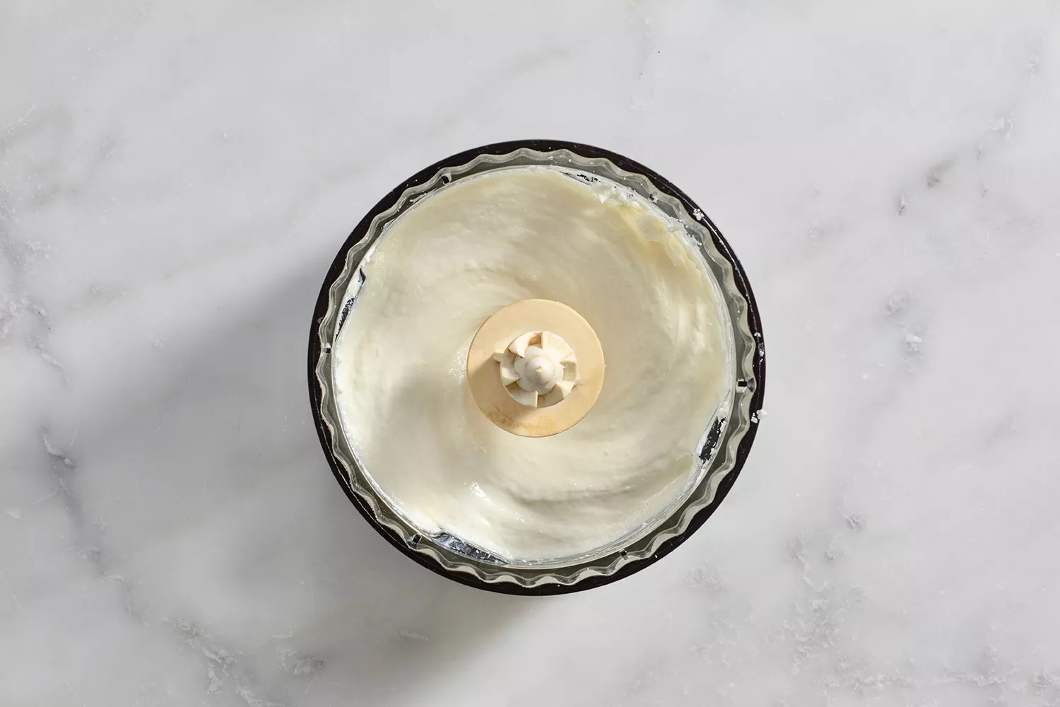 Mistura cremosa de feta e cream cheese em um processador de alimentos