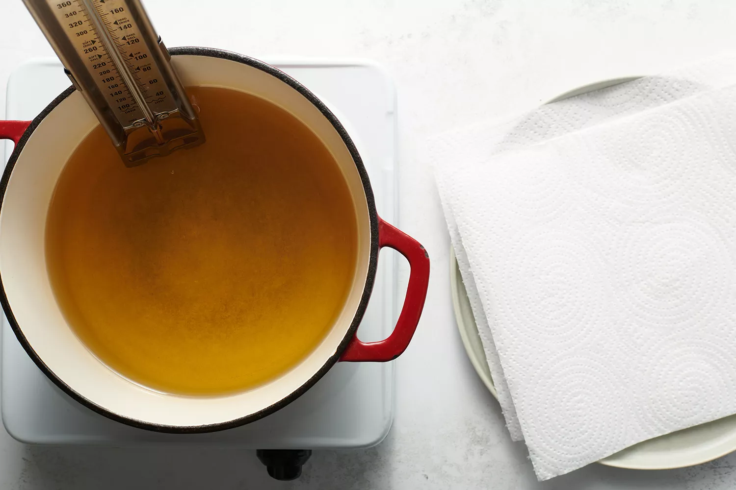 óleo aquecendo em uma panela