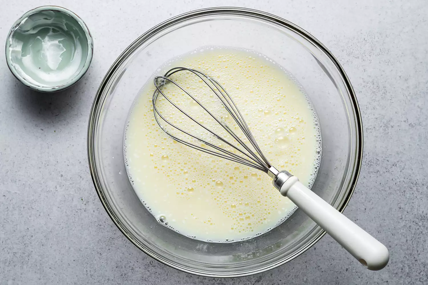 Uma tigela com clara de ovos e mistura de creme azedo