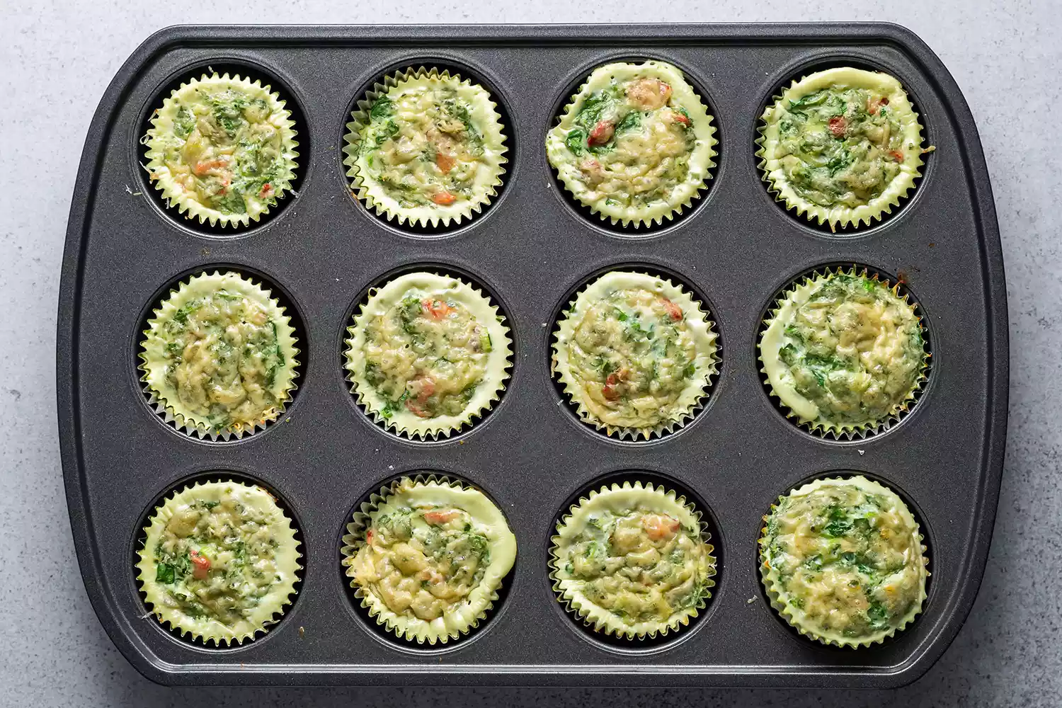 Bites de claras de ovo assados em uma forma de muffin