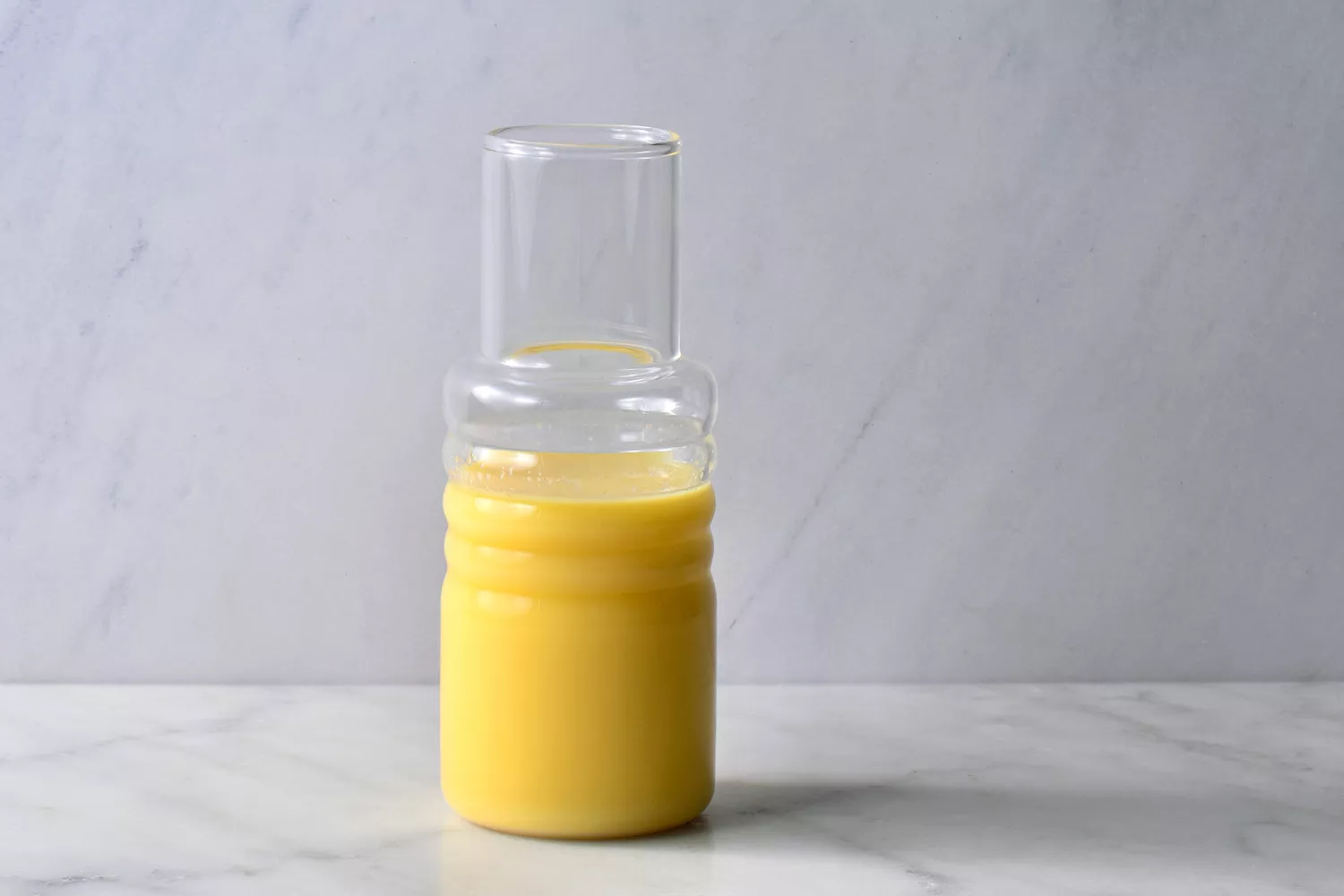 Shot de gengibre acabado drenado em uma jarra