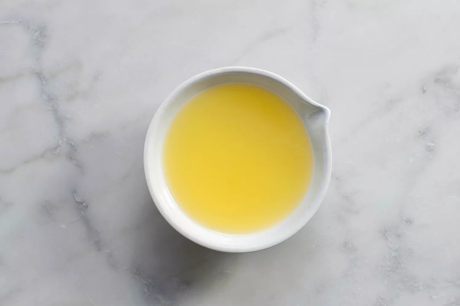 Suco de limão fresco em uma tigela