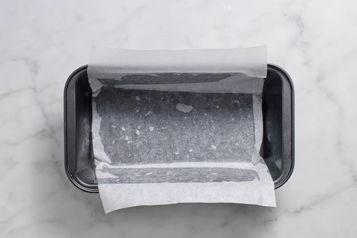 Forma untada para pão com papel manteiga