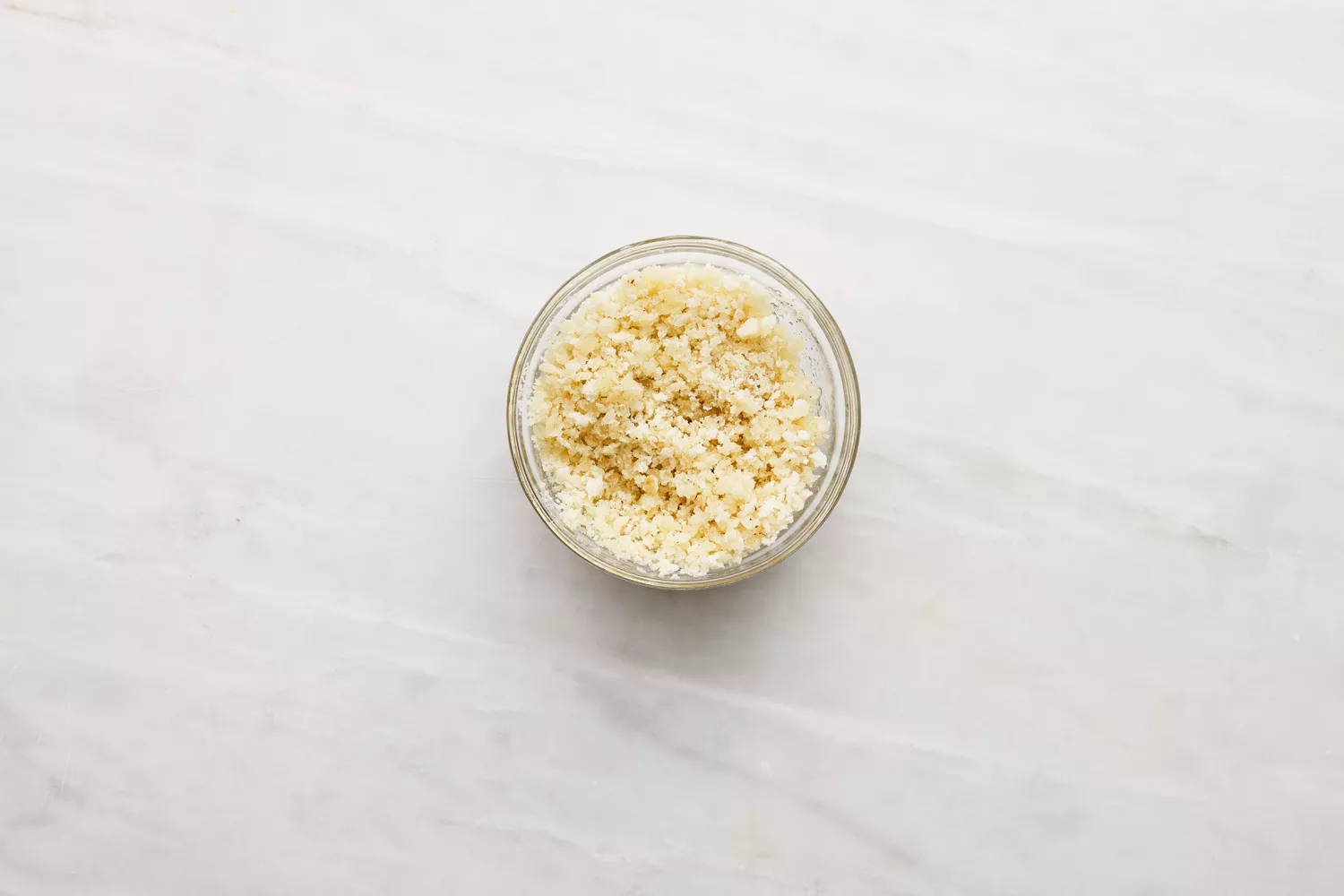 panko misturado com gordura do bacon em tigela pequena