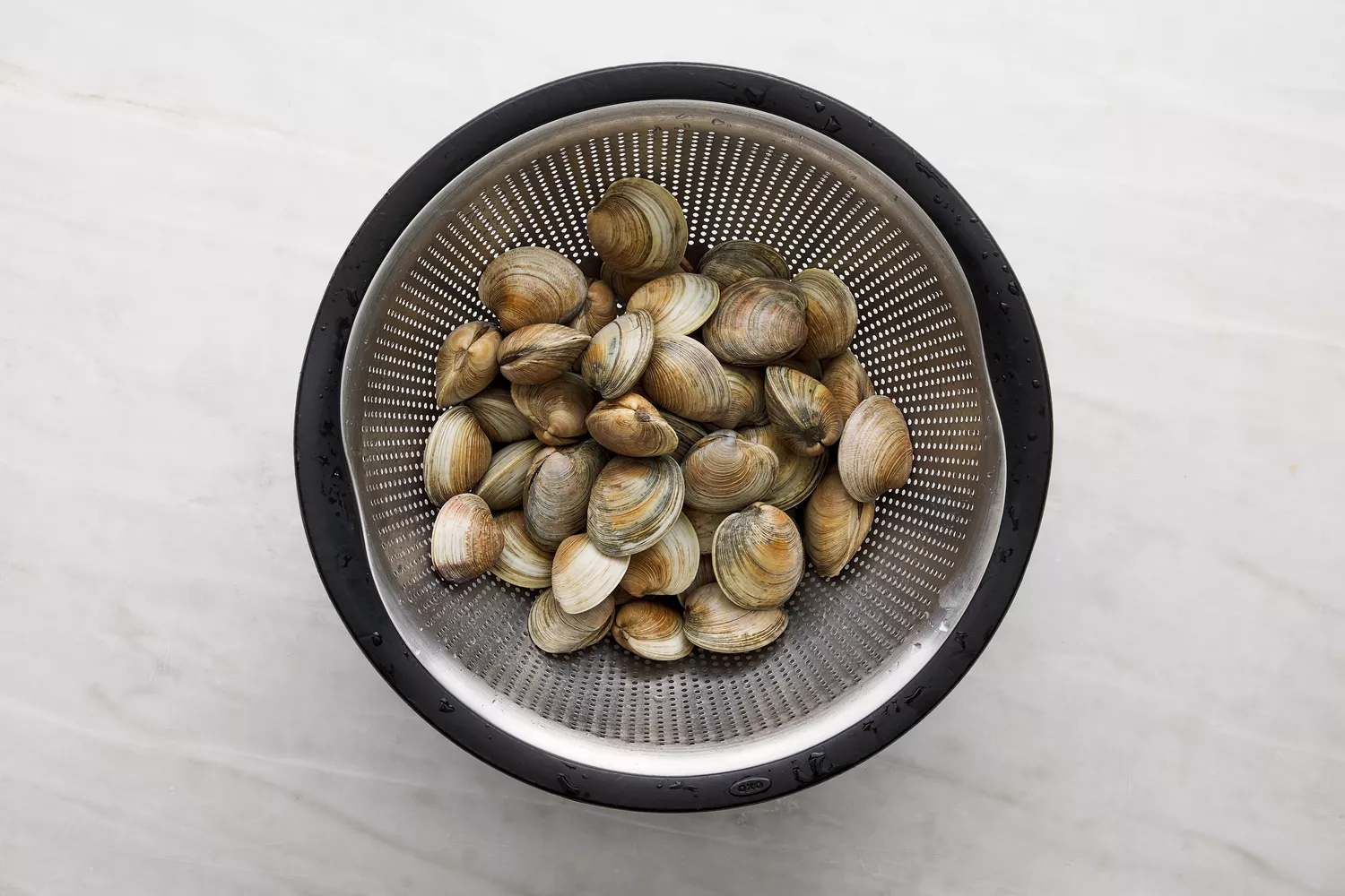 moluscos purgados drenando em uma peneira