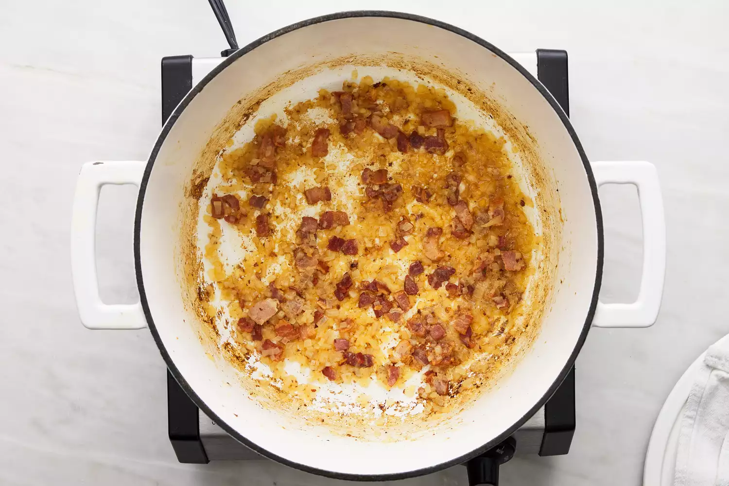 mistura de bacon e chalotas cozinhando na panela