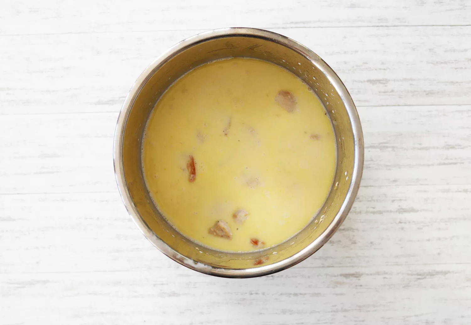 creme de leite e frango em uma panela instantânea