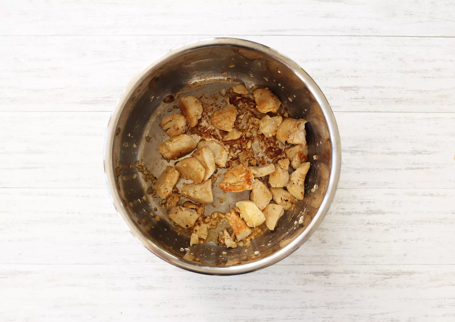 frango e alho cozidos em uma panela instantânea